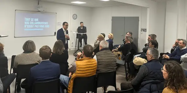 M. Mercier, président fondateur du Groupe Ecofac présente le groupe face à de nombreux salariés venu assister à une présentation Ecofac Evolutiv