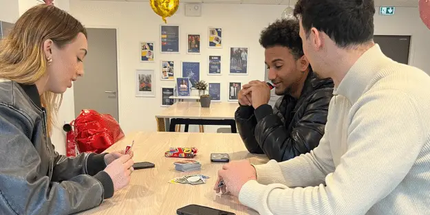 3 jeunes étudiants jouent au UNO durant leur pause grâce à la CVEC