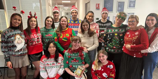 salariés et étudiants Ecofac qui posent avec leur pulls moches de Noël