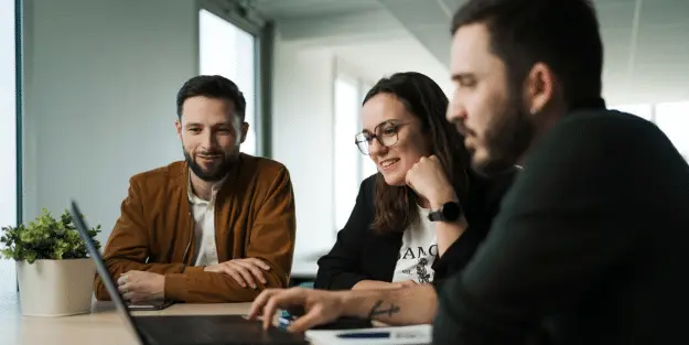3 salariés Ecofac travaillent ensemble autour d'un ordinateur