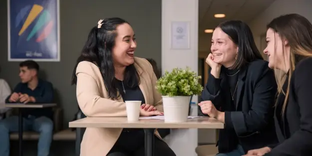 3 étudiante Ecofac Business School Rennes discutent dans un lieu d'échange du campus Ecofac Rennes