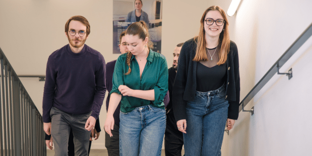 Un groupe d'étudiant Ecofac monte les escaliers du campus