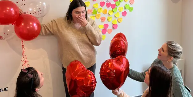 Saint-valentin sur les campus Ecofac, 3 étudiant offrent des ballon en forme de coeur à une autre étudiante