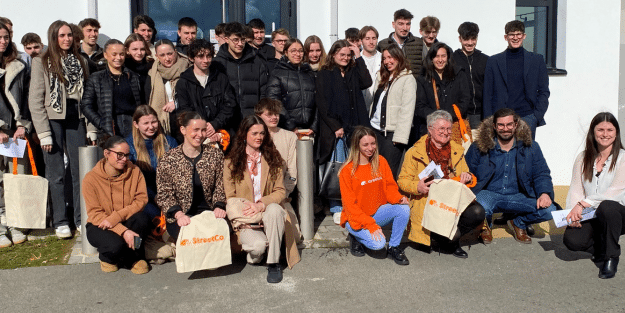 BTS Ecofac Laval qui posent devant le campus avec l'association Street CO