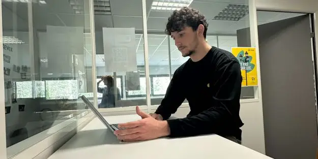 Eddy, étudiant Ecofac Nantes en gestion de patrimoine, travaille sur son ordinateur