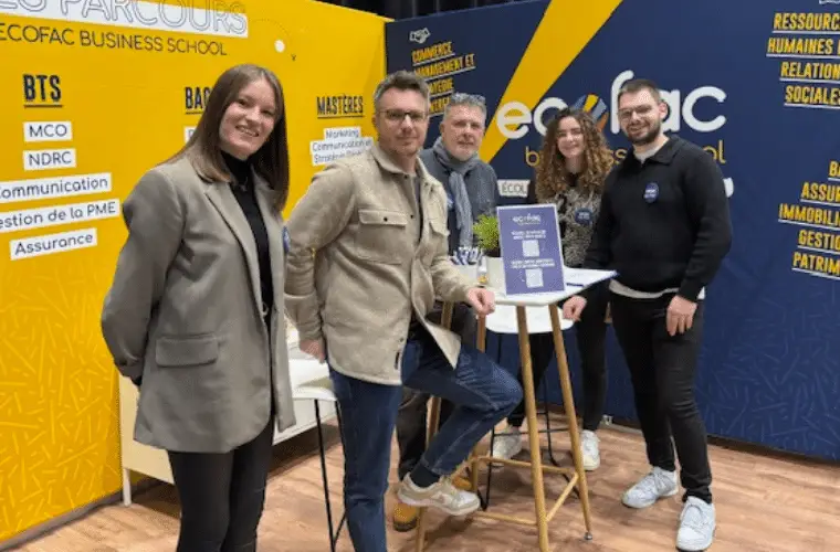 équipe de laval accompagné d'étudiant lors d'un salon de l'étudiant