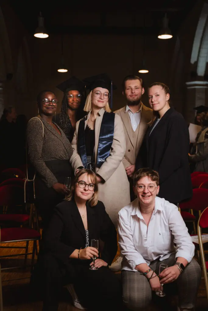 Groupe d'étudiant qui posent lors de la soirée de fin d'année BDE Ecofac Caen