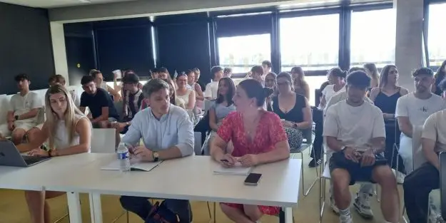 étudiants de BTS NDRC et MCO devant un jury de professionnel pour le pitch d'entreprise