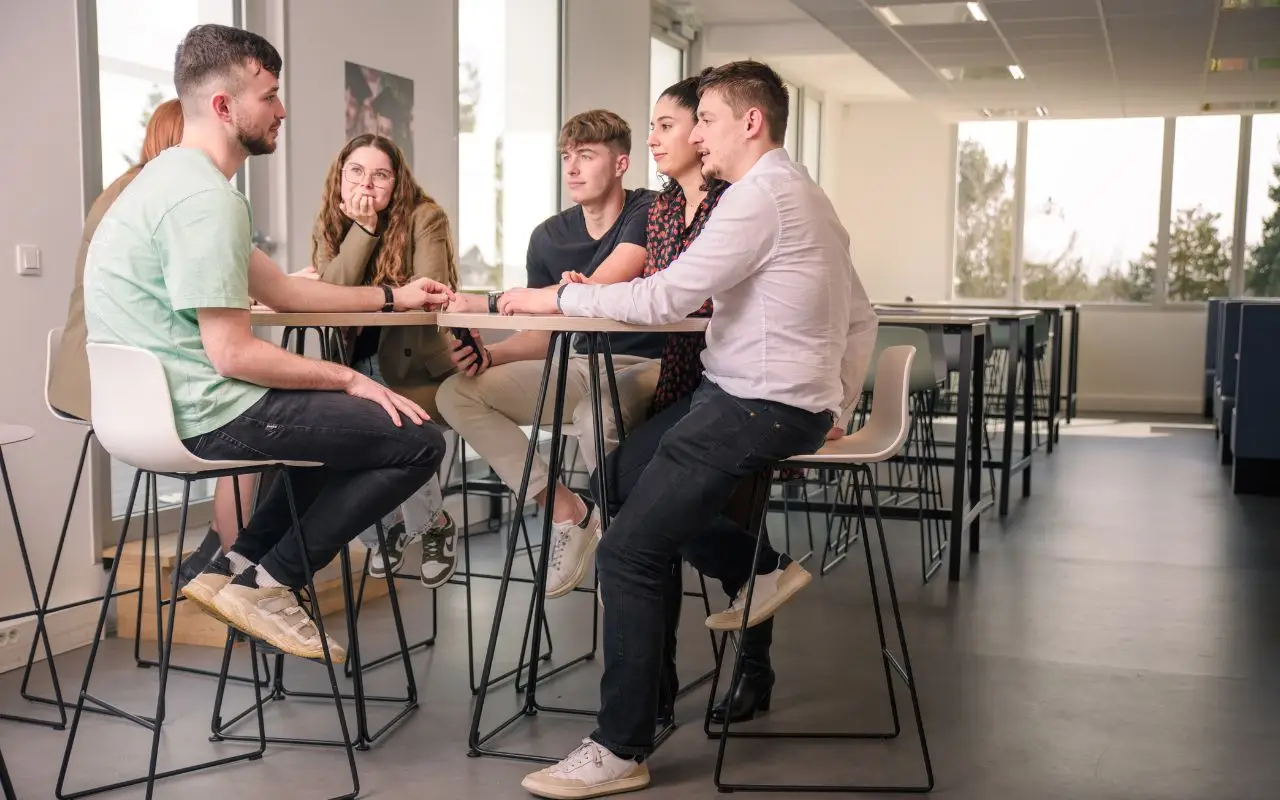 groupe d'étudiants qui discutent dans la cafétéria du campus ecofac rennes