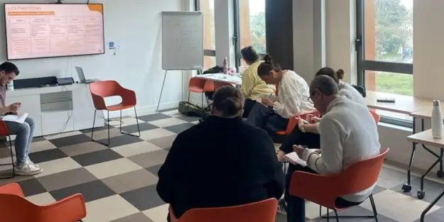 Salariés O2 assis en rond lors d'une formation sur la gestion du stress organisée par Ecofac Evolutiv