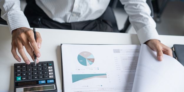 commercial qui travaille sur la croissance de son entreprise
