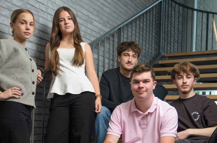 Des étudiants en bas d'un escalier sur notre campus Ecofac