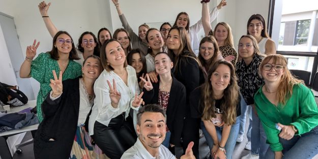 Classe du campus ecofac Angers lors d'un cours de théatre