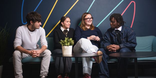 4 étudiants du campus Ecofac discutent à l'accueil