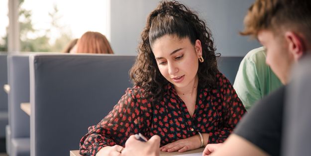 Jeune étudiante en mastère RH qui étudie