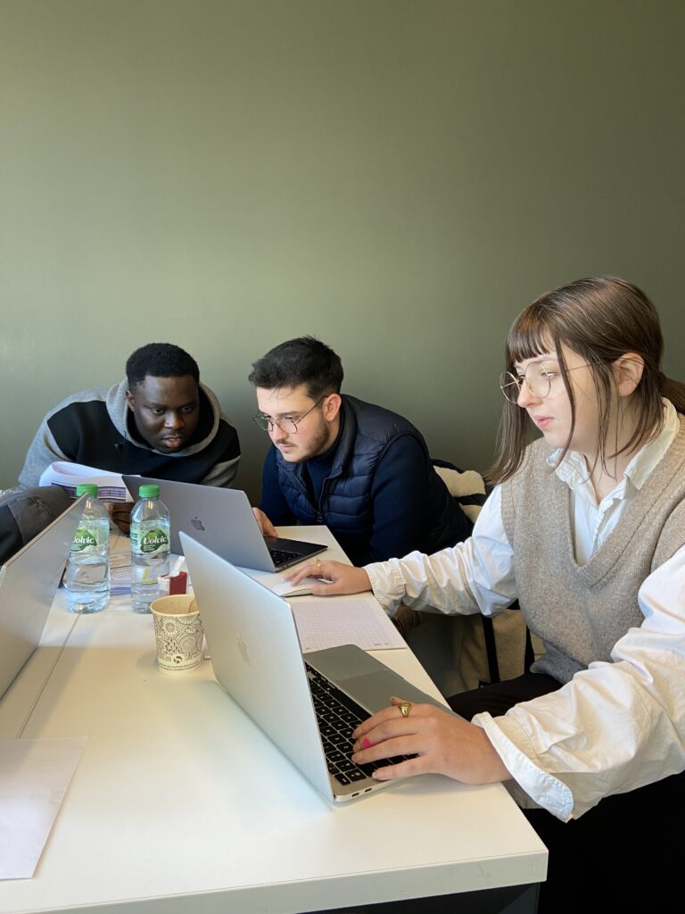 Groupe d'étudiants bachelor REM
