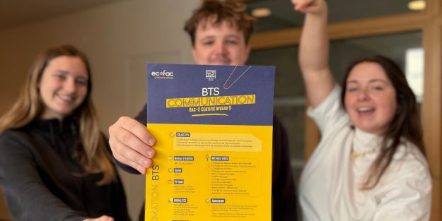 étudiants en BTS Communication qui montrent la fiche formations