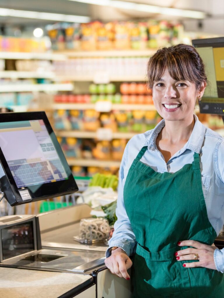 jeune femme à la caisse d'un supermarché