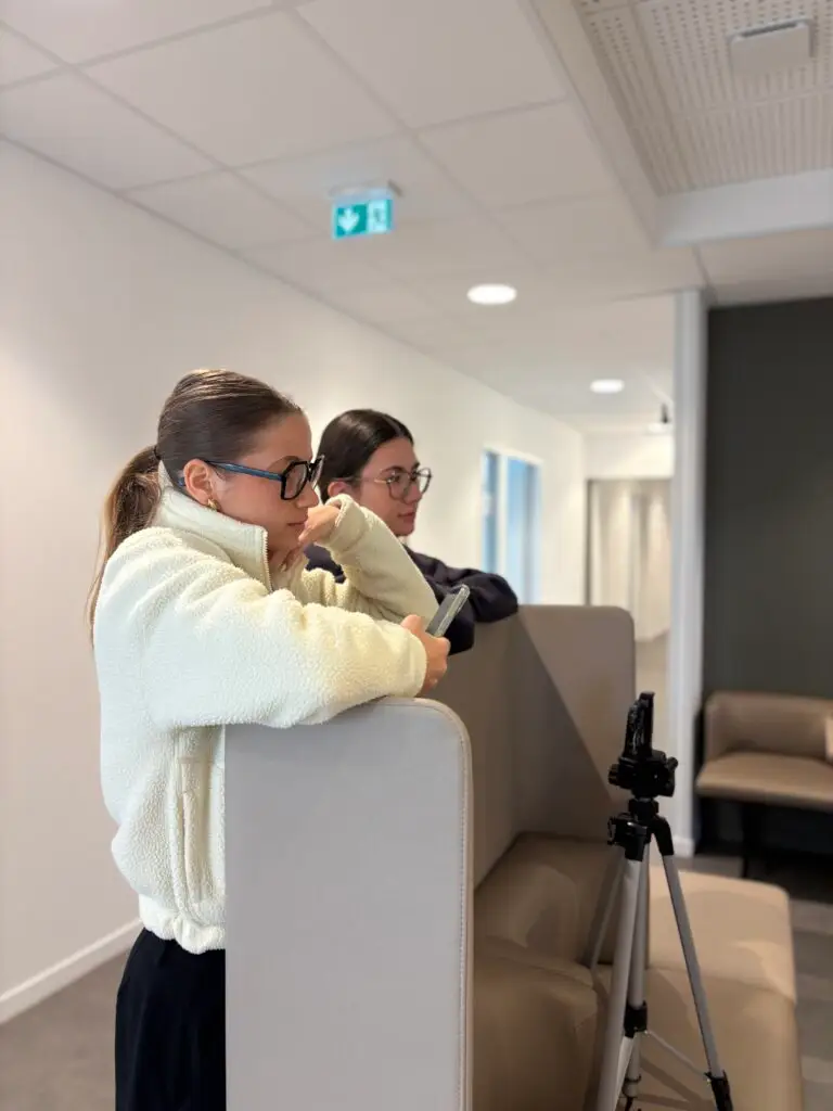 deux étudiantes en BTS communication lors du tournage d'une vidéo de présentation
