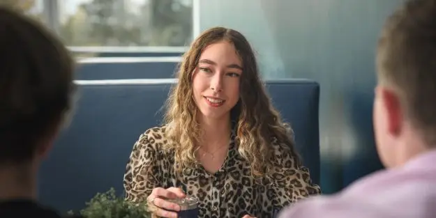 jeune étudiante Ecofac échange avec ces camarades dans la cafétaria