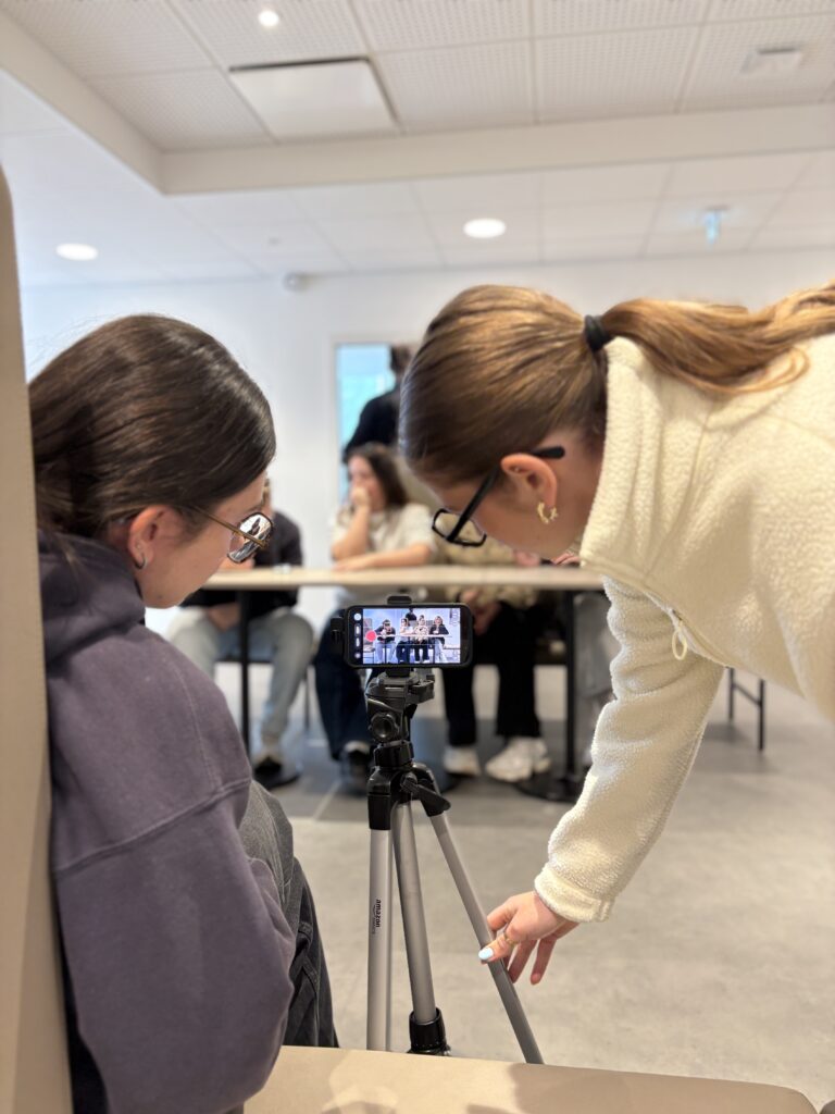 étudiantes en BTS communication qui tourne une vidéo