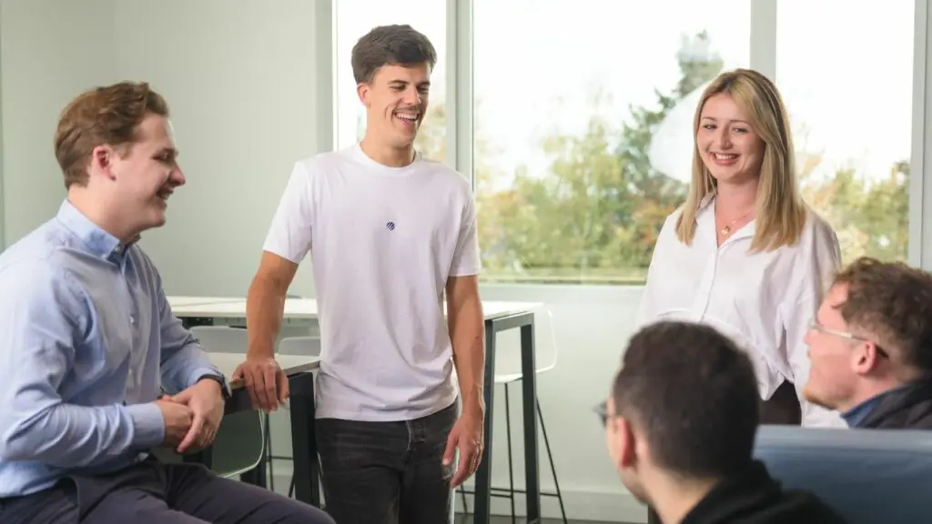 5 étudiants Ecofac discutent au rooftop