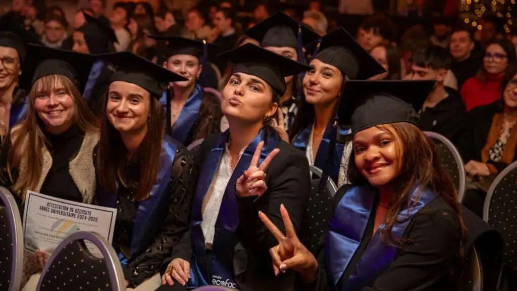étudiantees ecofac lors de la remise de diplômes