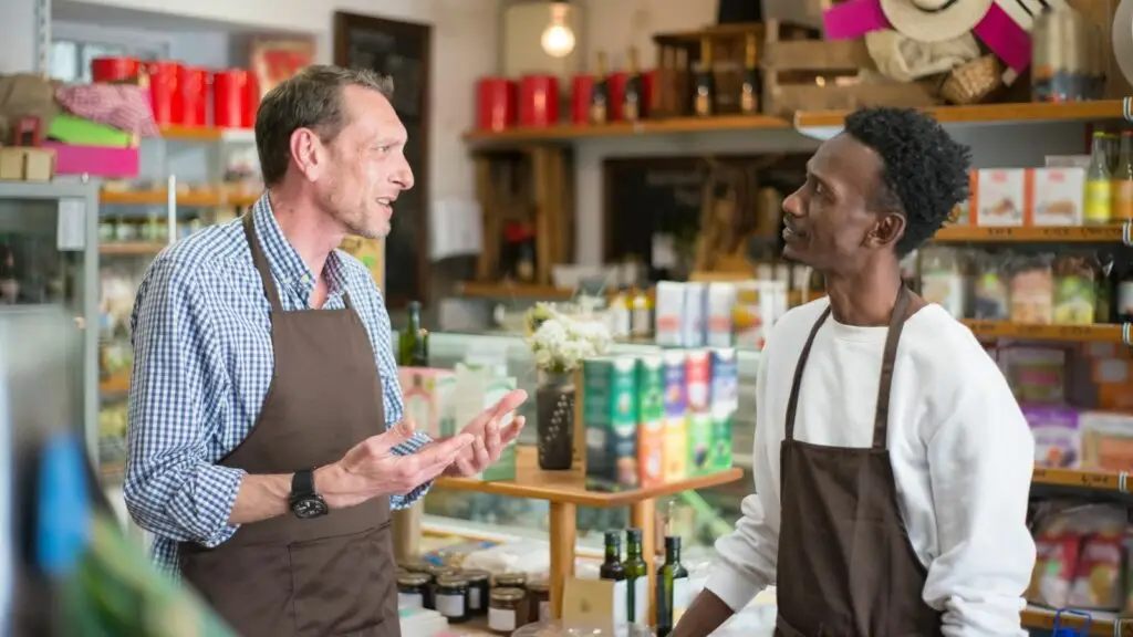 un jeune équipier polyvalent de commerce échange avec son responsable