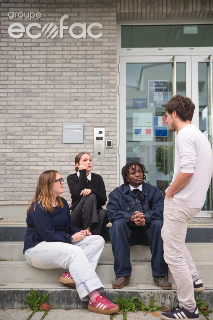 Etudiants Ecofac devant le campus