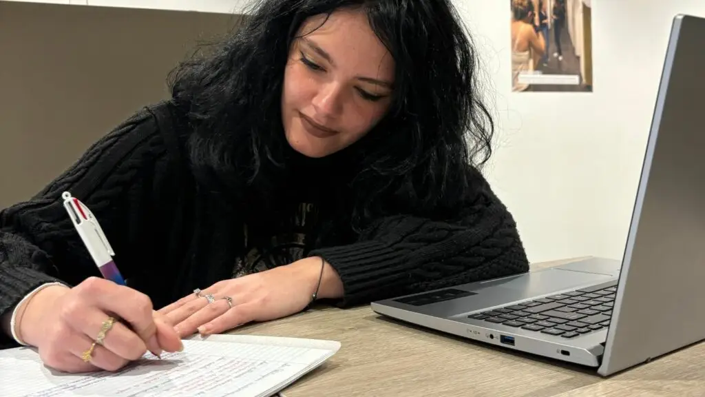 Une étudiante du campus Ecofac lors de ses révisions