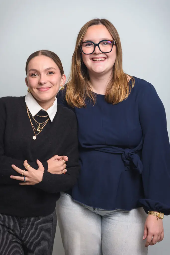 deux étudiantes Ecofac posent ensemble