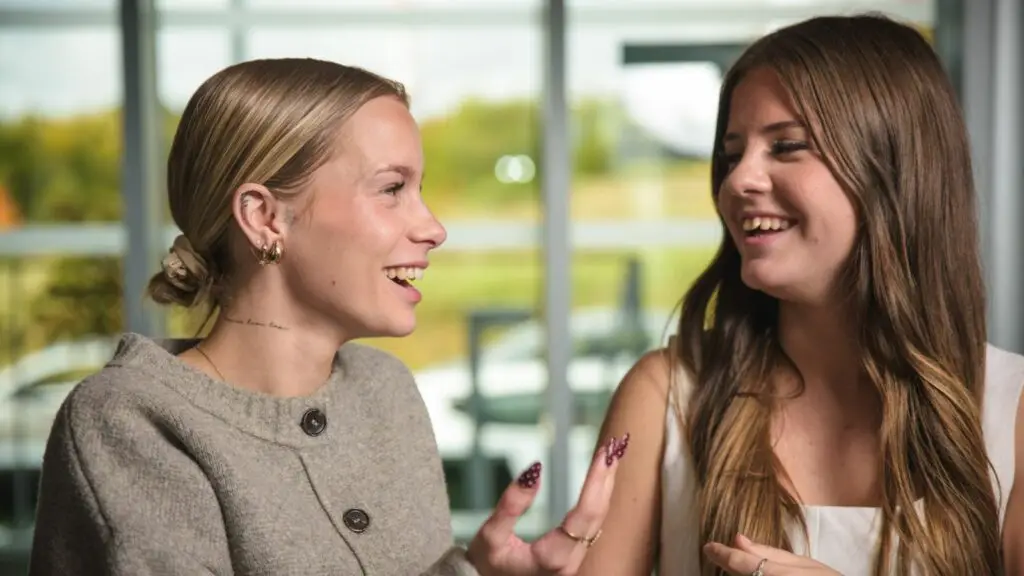 Discussion entre deux étudiantes du campus Ecofac