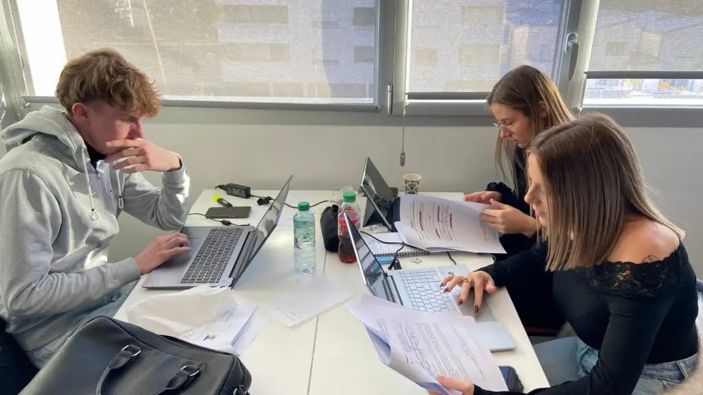 trois étudiants lors d'un projet réel d'entreprise