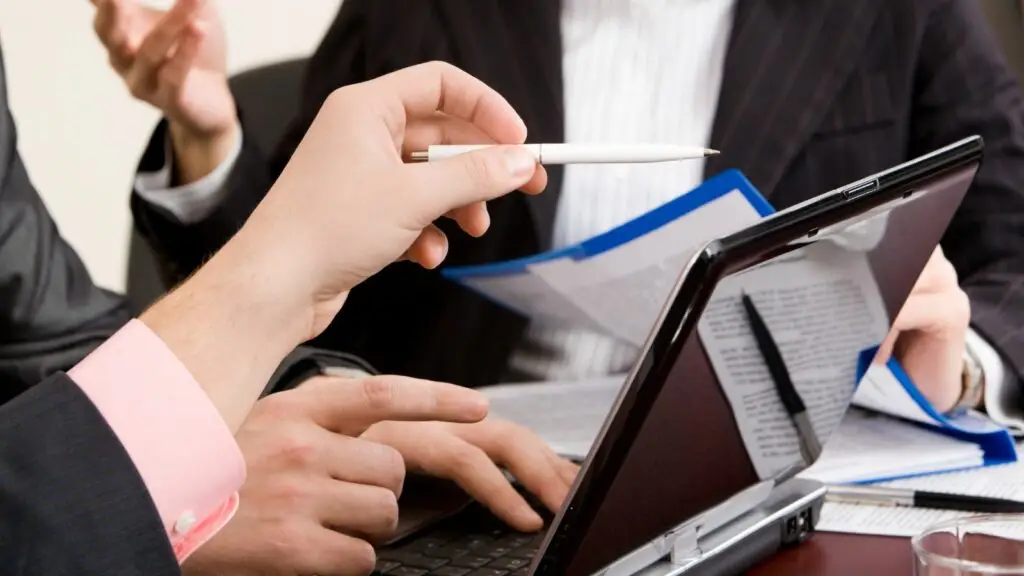 équipe de commerciaux qui gèrent un dossier