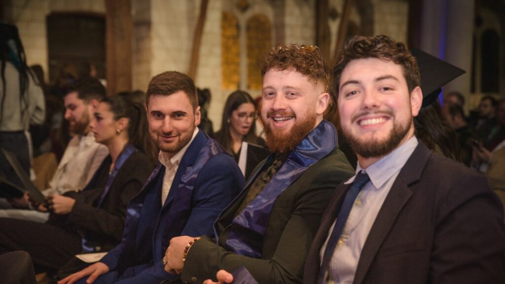 3 étudiants lors de la remise de diplômes Ecofac