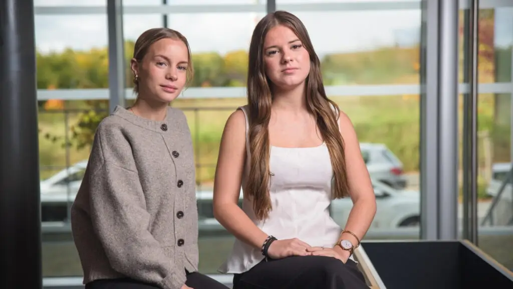 Deux étudiantes Ecofac dans la cafet