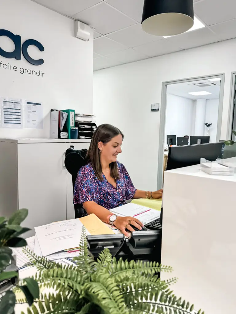 Line prépare les fiches de promotions pour le campus Ecofac
