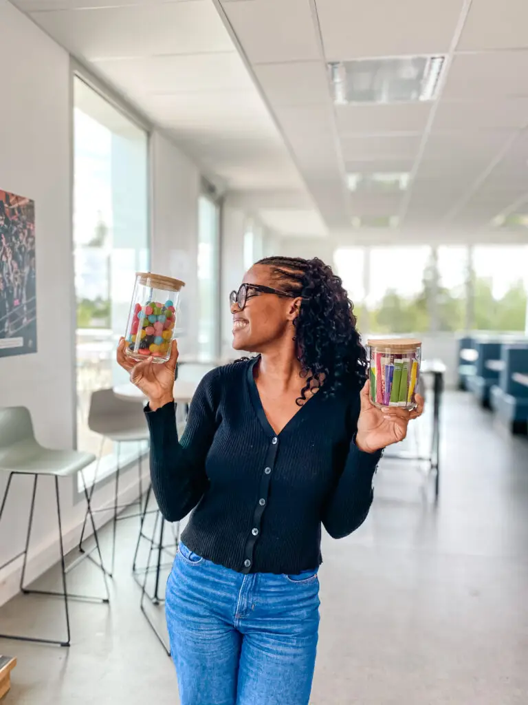 Cloé prépare le rooftop du campus avec des bonbons