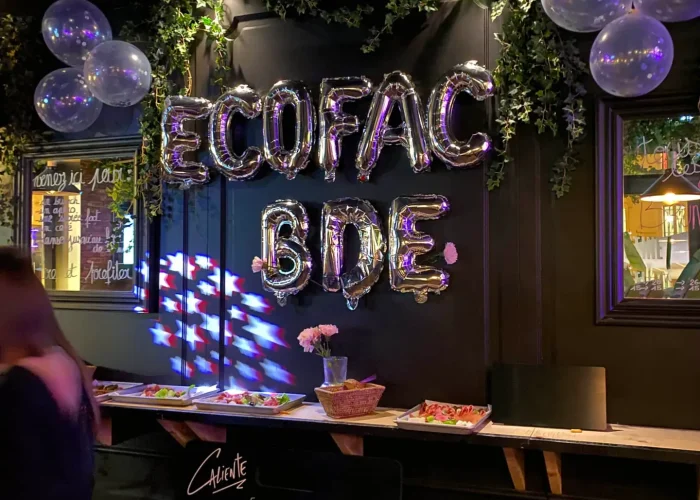 ECOFAC BDE écrit avec des balon argenté accroché au mur d'un bar pour la soirée d'intégration du campus Ecofac Rennes
